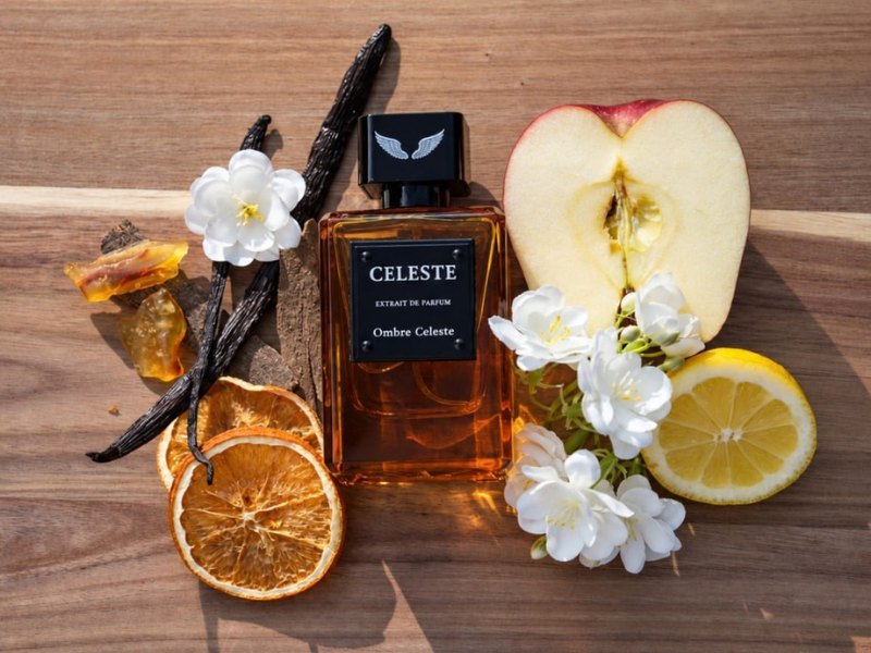 Ombre Celeste extrait de parfum with its ingredients, seen from above